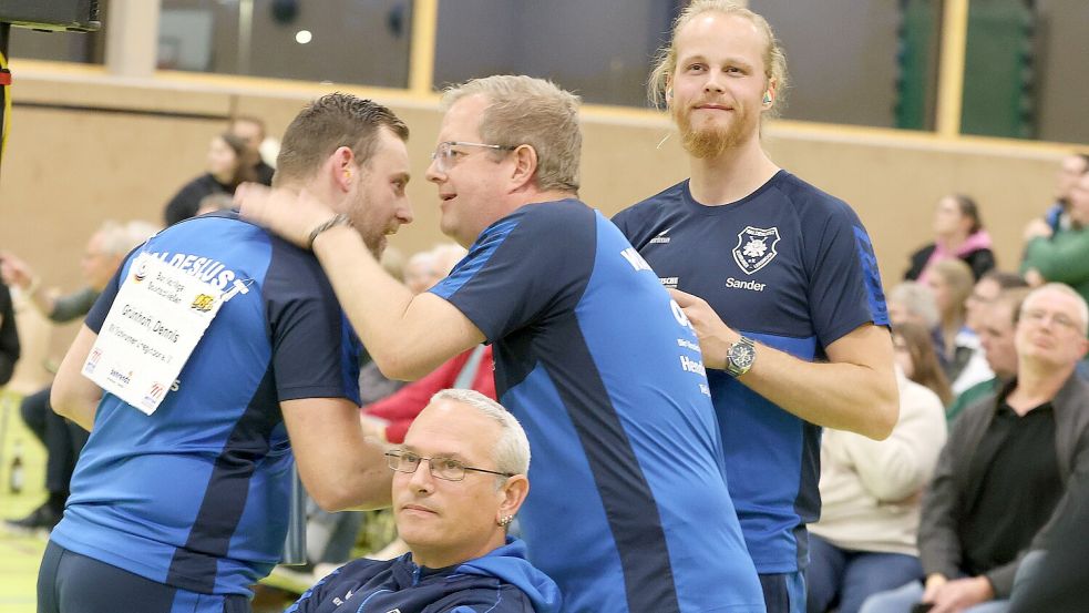 Trainer Andreas Slink umarmt hier den Helden des Samstags. Das Krimiduell von Dennis Grünhoff (links) entschied sich erst mit dem letzten Schuss. Dann war Grünhoffs 370:369-Erfolg und der Leegmoorer 3:2-Sieg über Lindwedel perfekt. Foto: Wilfried Gronewold