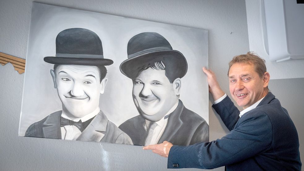 Dieses Bild von Stan Laurel (links) und Oliver Hardy – bekannt als Dick & Doof – hängt seit Amtsbeginn von Heinz Trauernicht in seinem Büro in Remels. Foto: Klaus Ortgies