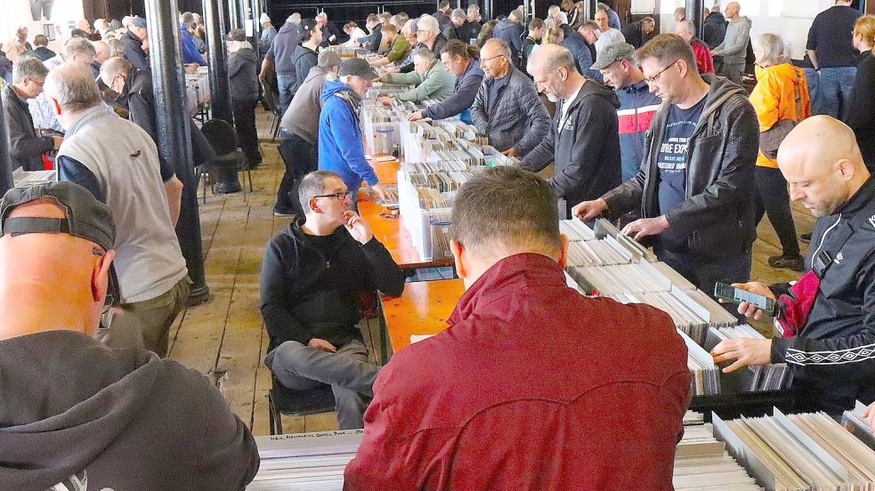 Rund 30 Aussteller präsentieren ihr Vinylangebot im Zollhaus. Foto: Frank Ammermann