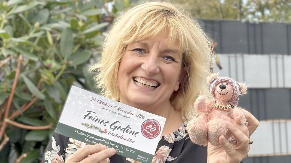 Anja Brinkmann schaut auch bei Teddy Rosa genau hin: Die Marktorganisatorin achtet auf echte Handarbeit – und geht Hinweisen auf zugekaufte Massenware nach. Ihr Urteil: Rosa ist ein handgefertigtes Unikat. Foto: Nicole Böning