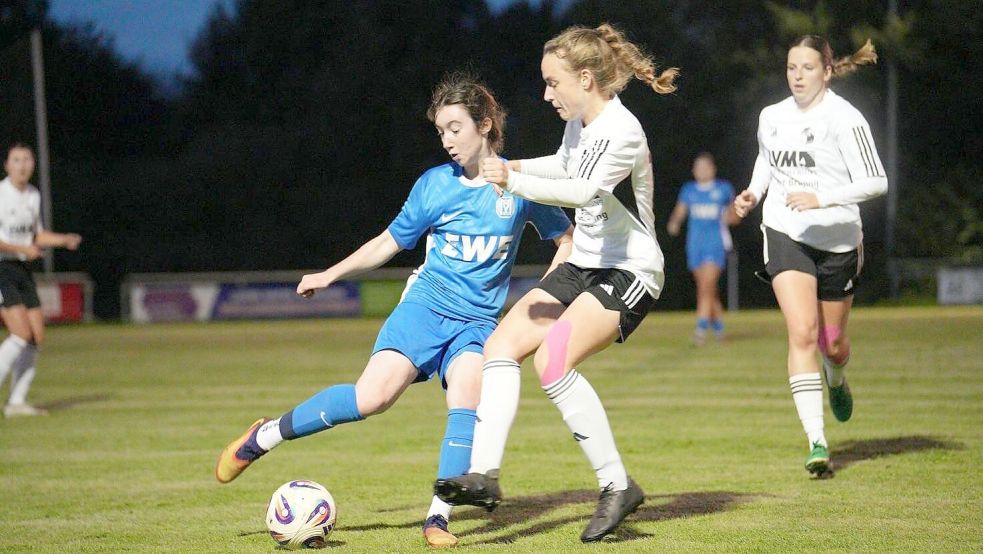 Safiya Hinrichs (am Ball) spielt seit diesem Sommer für die U20 des SV Meppen. Foto: Sportlens.graems/ Florian Egbers