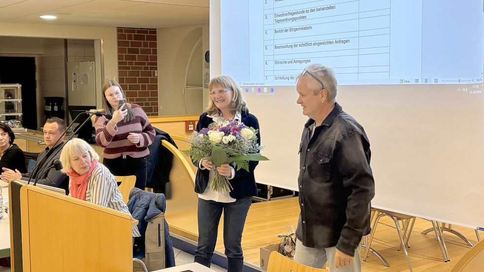 Die parteilose Bürgermeisterin Hilke Looden verabschiedete sich zum Ende ihrer Amtszeit vom Krummhörner Rat. Der Ratsvorsitzende Heiko Ringena (rechts) überreichte ihr Blumen. Foto: Hannah Weiden