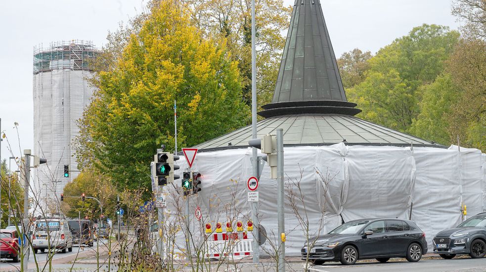 Das hat etwas von Christo: Chinesentempel und Wasserturm sind eingehaust – aber nur während der Sanierung. Fotos: Klaus Ortgies