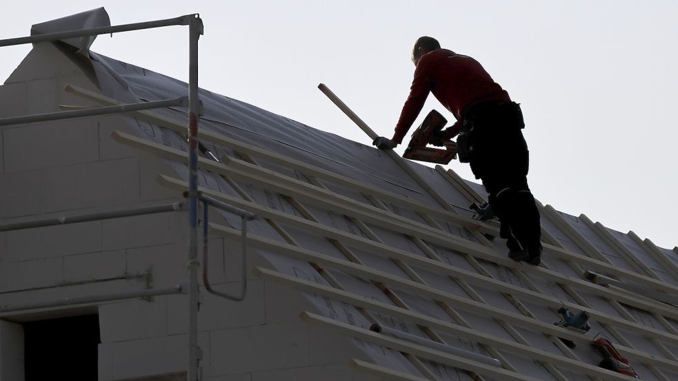 Ein Dachdecker arbeitet an einem Einfamilienhaus. Die Auftragslage ist in der Branche gut. Dennoch ist jetzt ein Emder Dachdeckerbetrieb insolvent. Symbolfoto: Jan Woitas/dpa