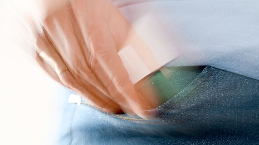 Ein Mann und eine Frau haben am Dienstag, 27. Oktober 2026, versucht mehrere Parfüms aus einem Drogeriemarkt in Leer zu entwenden. Foto: Bernd Weißbrod/dpa