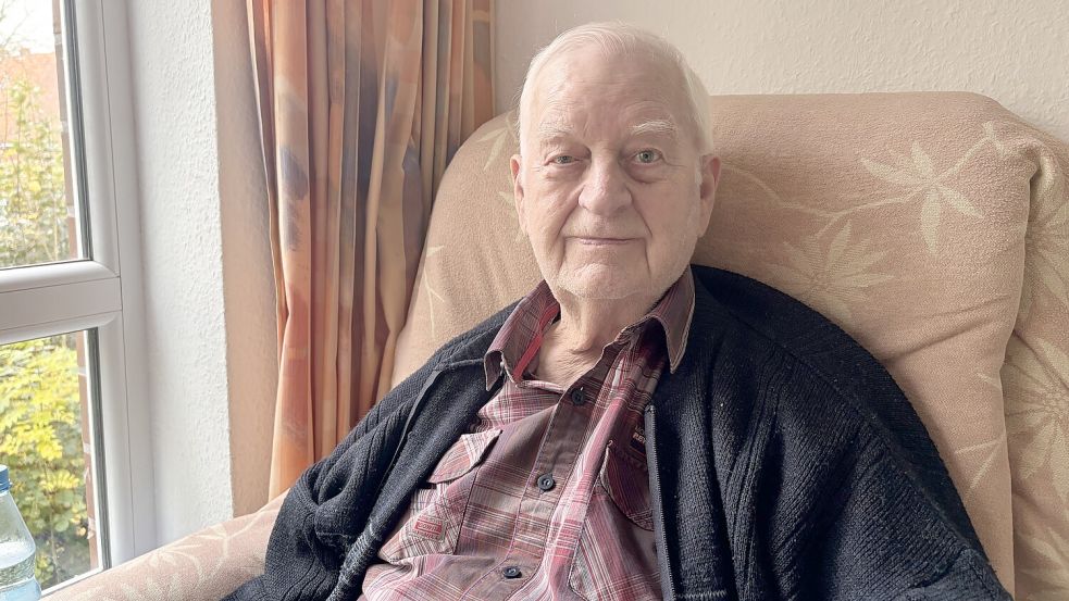 Peter Eden lebt seit einem Jahr in einem Altenheim in Pewsum. In Gedanken ist der 88-Jährige aber oft noch in seinem Heimatdorf Jennelt. Foto: Hannah Weiden