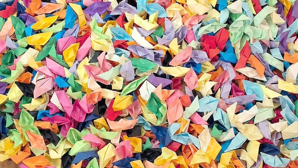 In Emden sollen drei Weltrekorde im Origami-Falten aufgestellt werden. Foto: VHS Emden