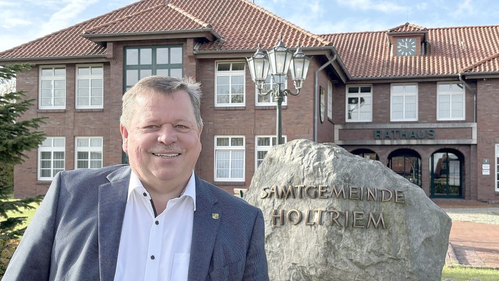 Jochen Ahrends war zehn Jahre Bürgermeister der Samtgemeinde Holtriem. Jetzt ist es Zeit für den Abschied aus dem Rathaus Westerholt. Foto: Susanne Ullrich
