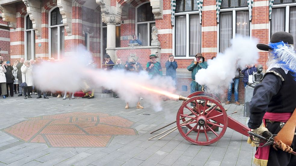 Da ist Ohren zuhalten angesagt: Seit jeher wird der Adrillen-Markt vor dem alten Rathaus von Winschoten mit einem Kanonenschuss eröffnet. Foto: Bodo Wolters/Archiv