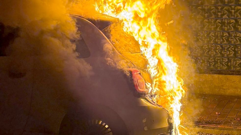 Ein brennendes Elektrofahrzeug sorgte am Donnerstagabend für einen Einsatz der Emder Feuerwehr. Foto: Feuerwehr Emden