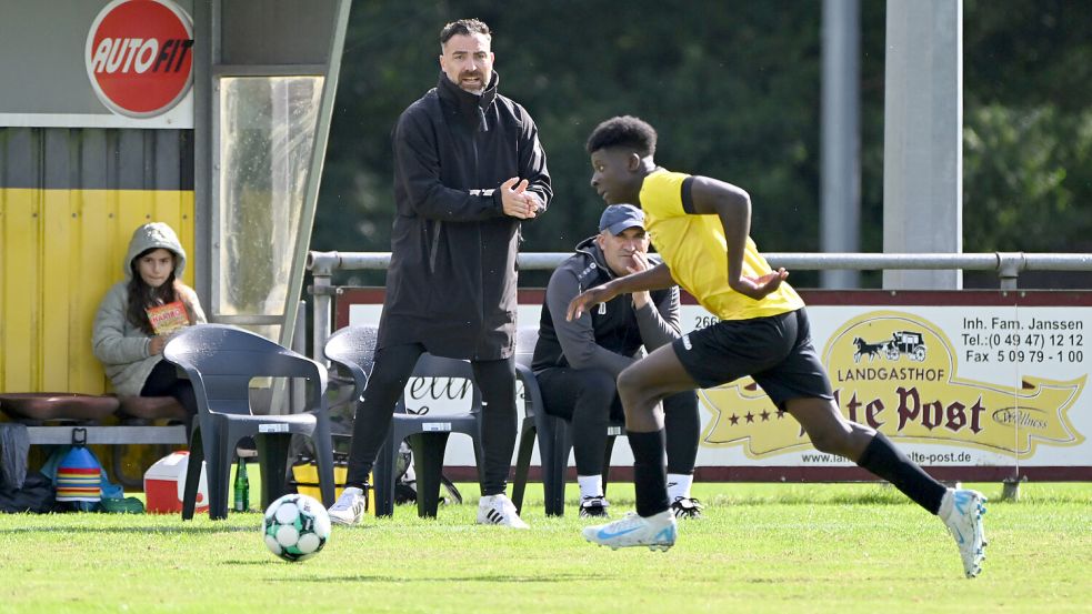 Kedin Muwenge (gelbes Trikot) erzielte im Auricher Stadtderby sein erstes Saisontor für den TuS Middels. Foto: Jens Doden, Blomberg
