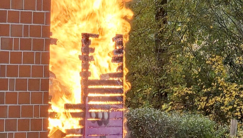Ein Spielturm brannte auf einem Spielplatz bei der Hochschule in Emden komplett aus. Foto: Feuerwehr