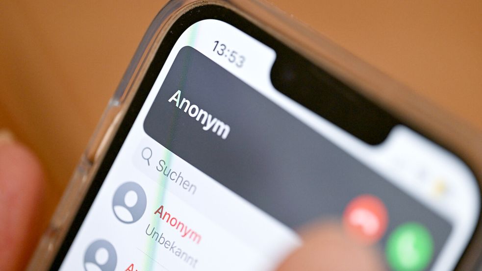 Die Betrüger gaben sich im Telefonat als Amtspersonen aus. Symbolfoto: Bernd Weißbrod/dpa